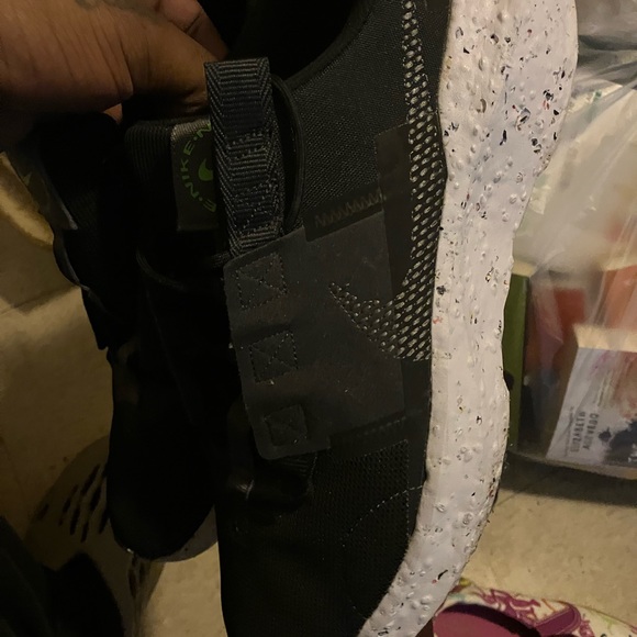 Missing a shoelace - Picture 3 of 4